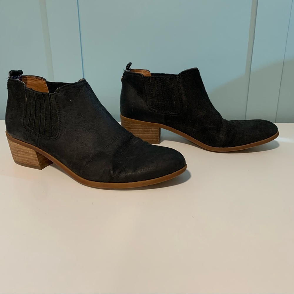 Tommy Hilfiger. 7.5 women booties. Black suede.